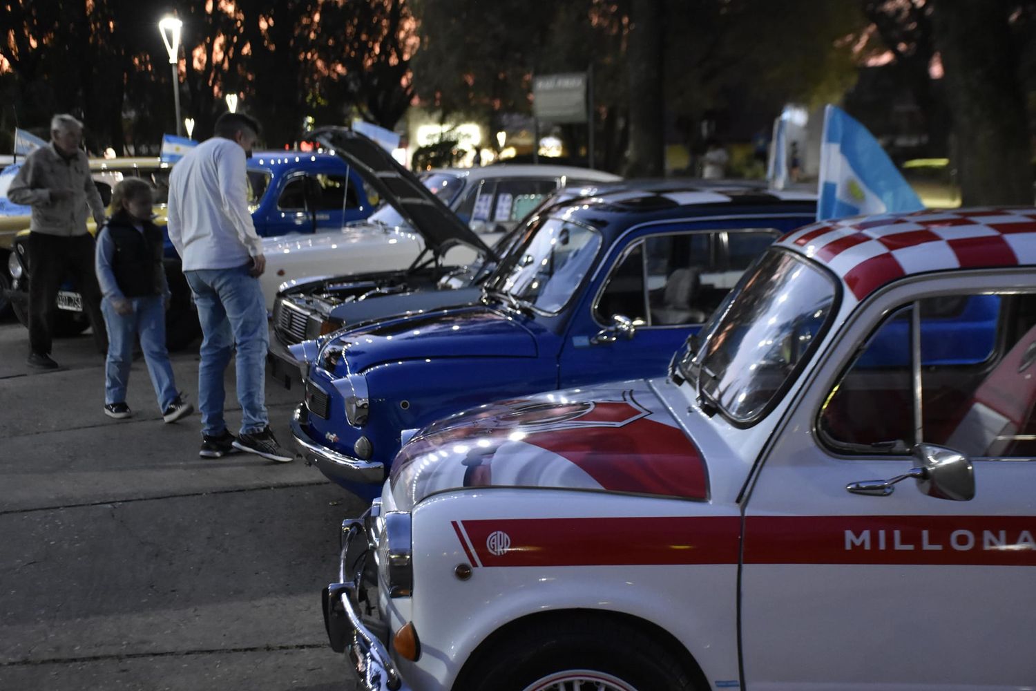 Nostálgicos y amantes de lo retro comenzaron a disfrutar del Encuentro Nacional de Autos Clásicos y Antiguos