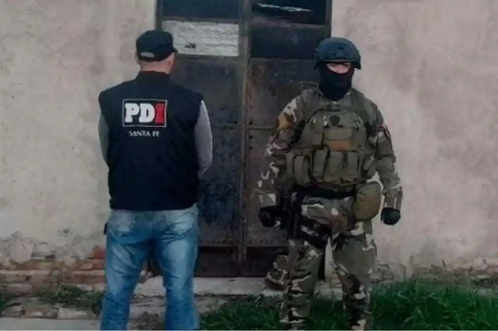 Durante el allanamiento se secuestraron un revólver y dos rifles de aire comprimido, entre otros elementos.