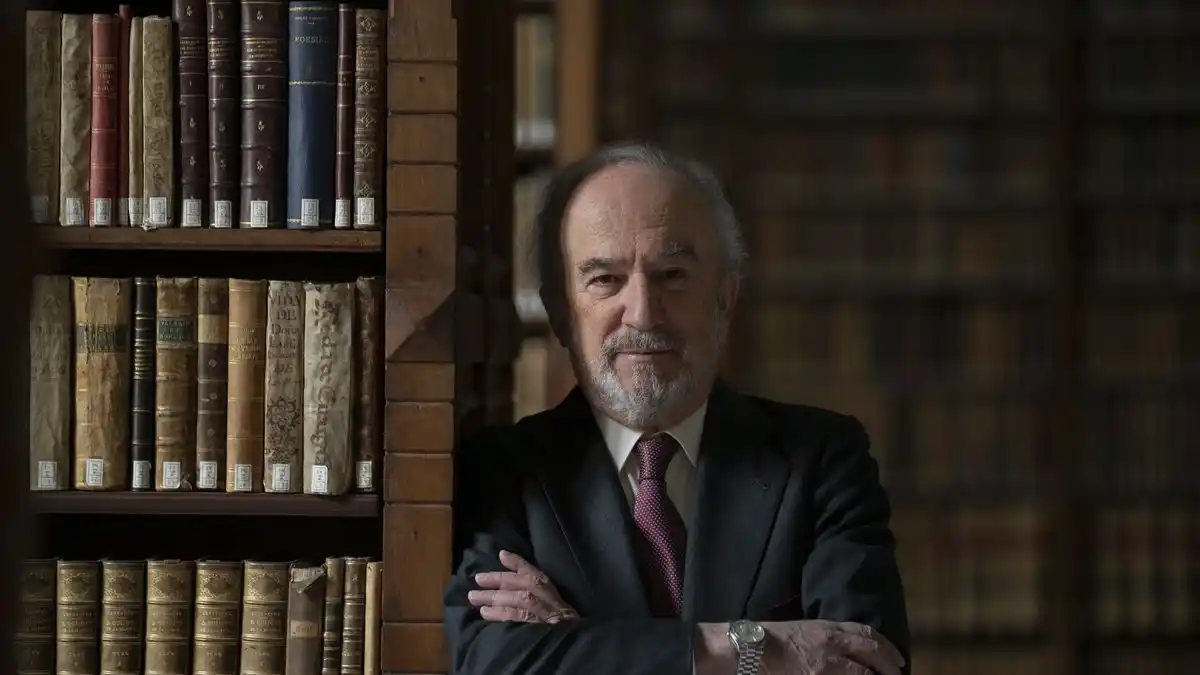 Para director de RAE, hablantes "deciden cómo evoluciona su lengua" al hablar de lenguaje inclusivo