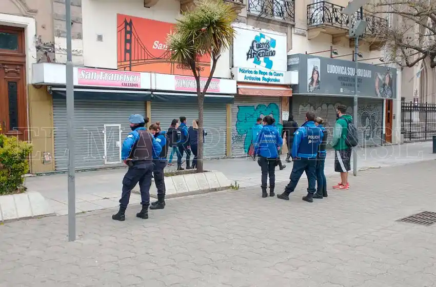 Detuvieron a un hombre y a una mujer cuando intentaban robar una bicicleta en plena peatonal