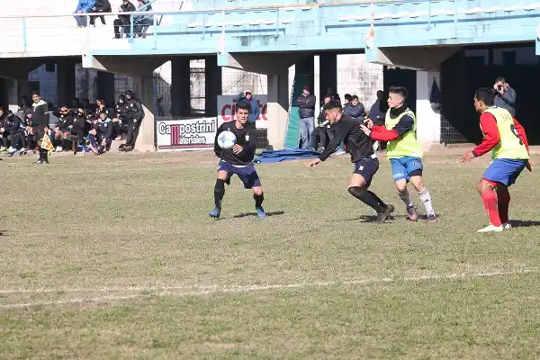 Juventud enfrentó a Defensores de Pronunciamiento