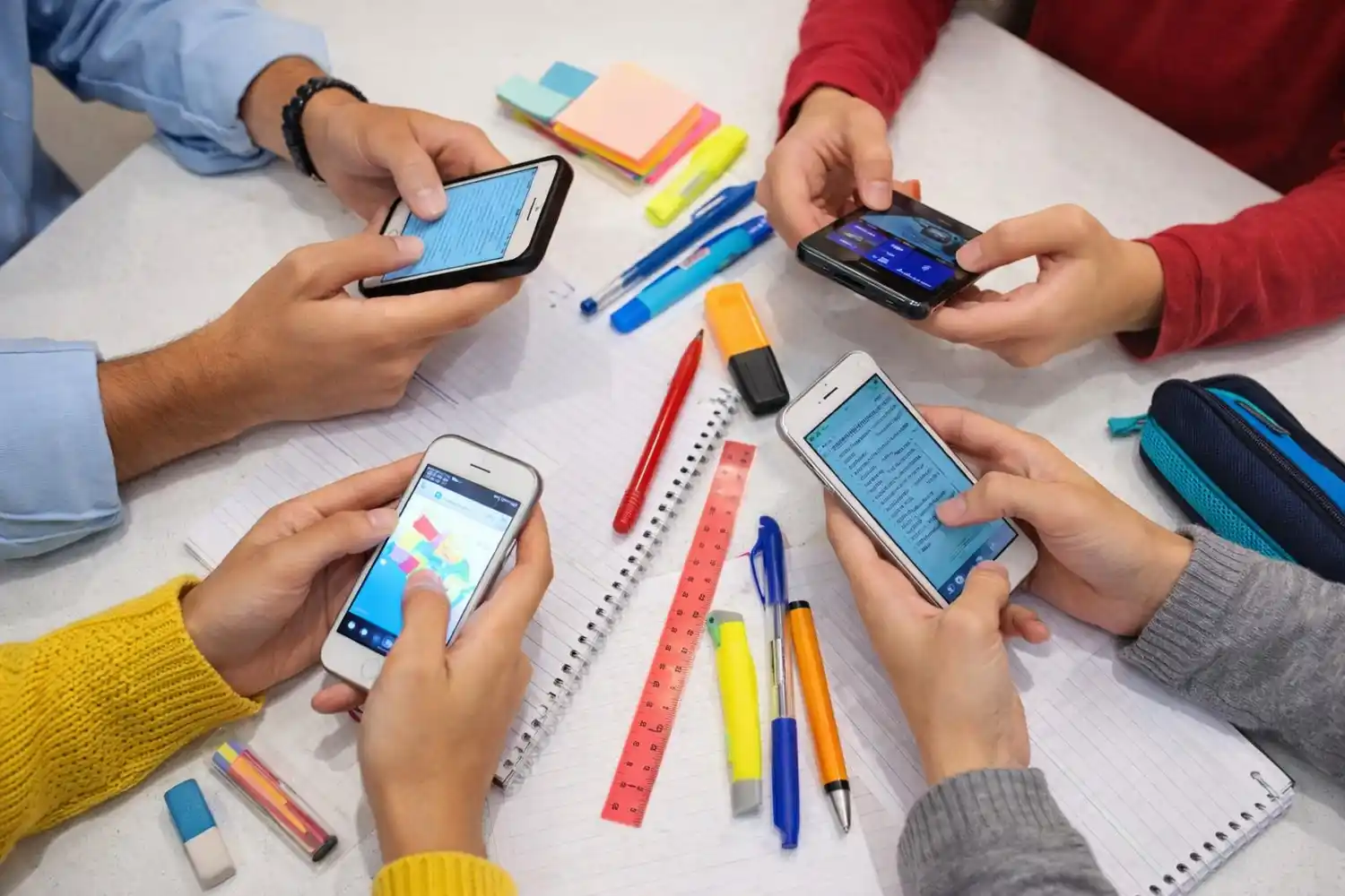 En los últimos días se conocieron casos de escuelas del distrito que avanzaron en la no aceptación del uso de celulares.