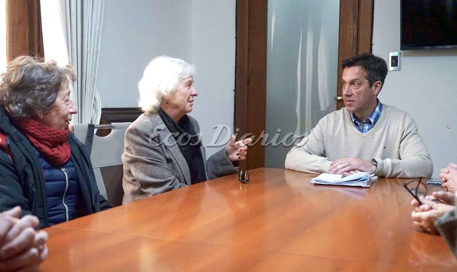 Reunión. María Angélica Bernard e integrantes de la Cultural Inglesa con el intendente Rojas