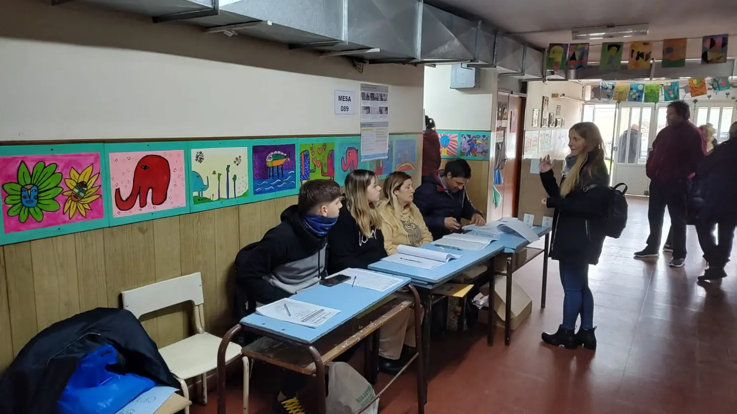 En algunos casos tuvieron que conformar con gente que estaba en la fila