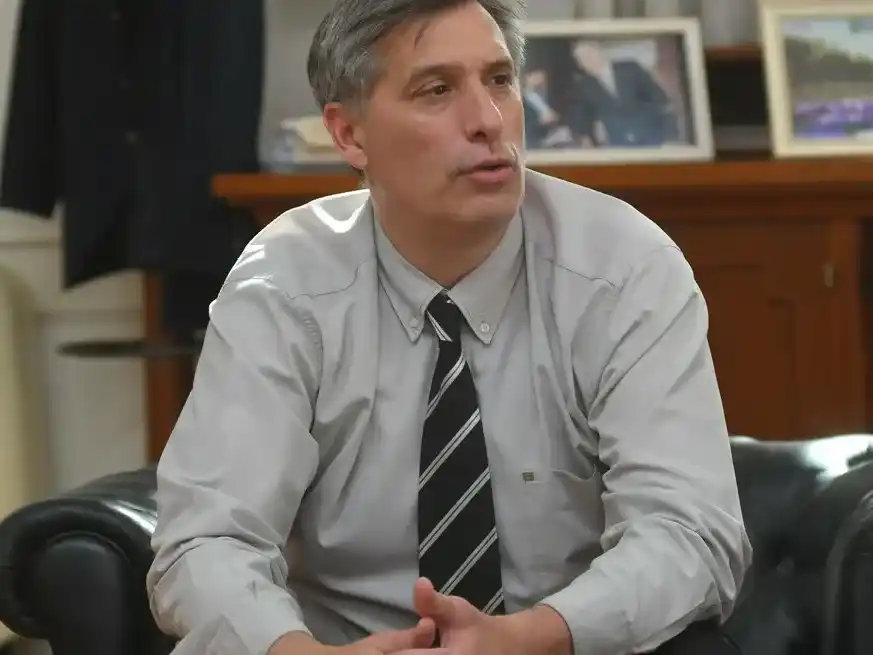 Pablo Olivares avaló el digesto junto a profesionales de Ciencias Económicas. Créditos: Manuel Fabatia.