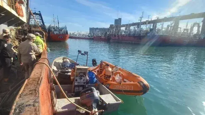 La lancha rescatada ya en el puerto.