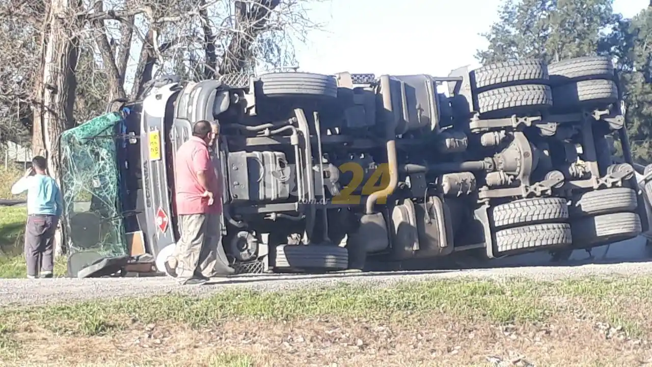 Espectacular vuelco de un camión en la “trampa mortal” de ruta 33
