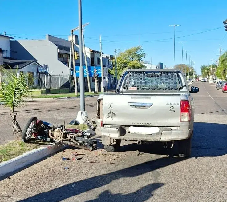 Un motociclista sufrió fracturas tras chocar con una camioneta en Bv. San Lorenzo