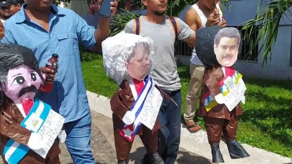 QUEMAN PIÑATAS con las caras de Maduro, Díaz-Canel y Ortega: migrantes repudian la «cumbre de represores»