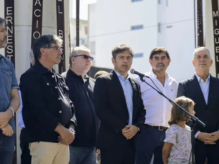 “Para honrar la memoria de los combatientes hay que ejercer la soberanía en cada decisión y cada lucha que damos para defender el interés nacional”, señaló el gobernador.