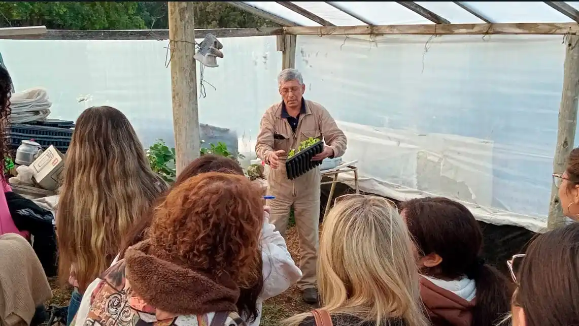 Prácticas en la huerta. La que realizan los alumnos del CFL y también las futuras maestras del nivel inicial.