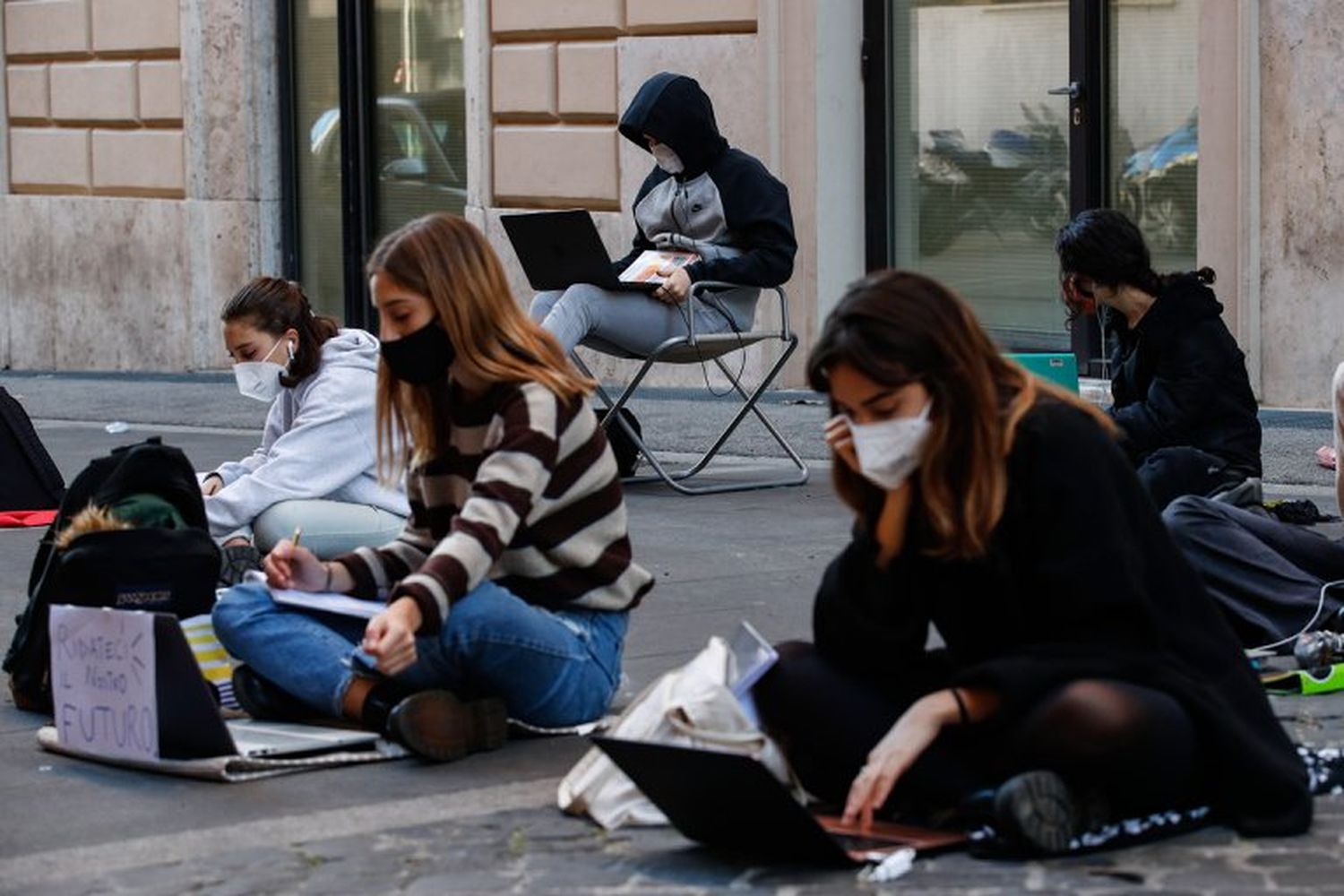 Contra el confinamiento: La OMS apoyó que las escuelas se mantengan abiertas