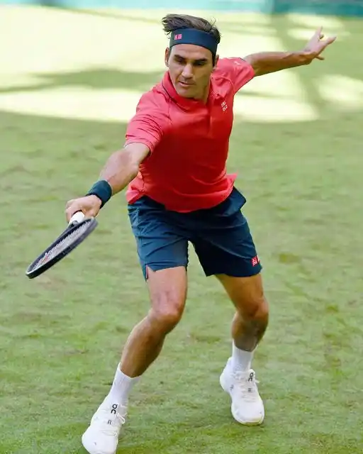 Federer ganó y Tsitsipas se bajó
