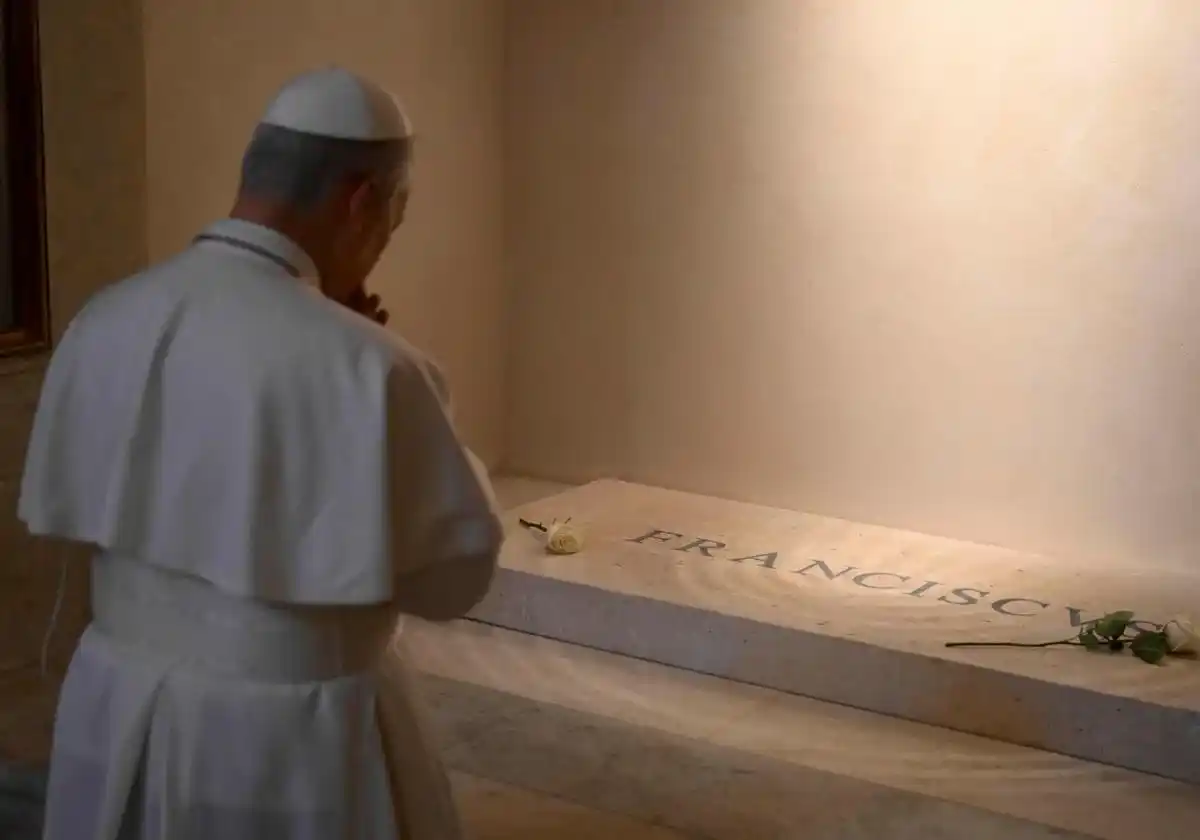 León XIV visitó la tumba de Francisco