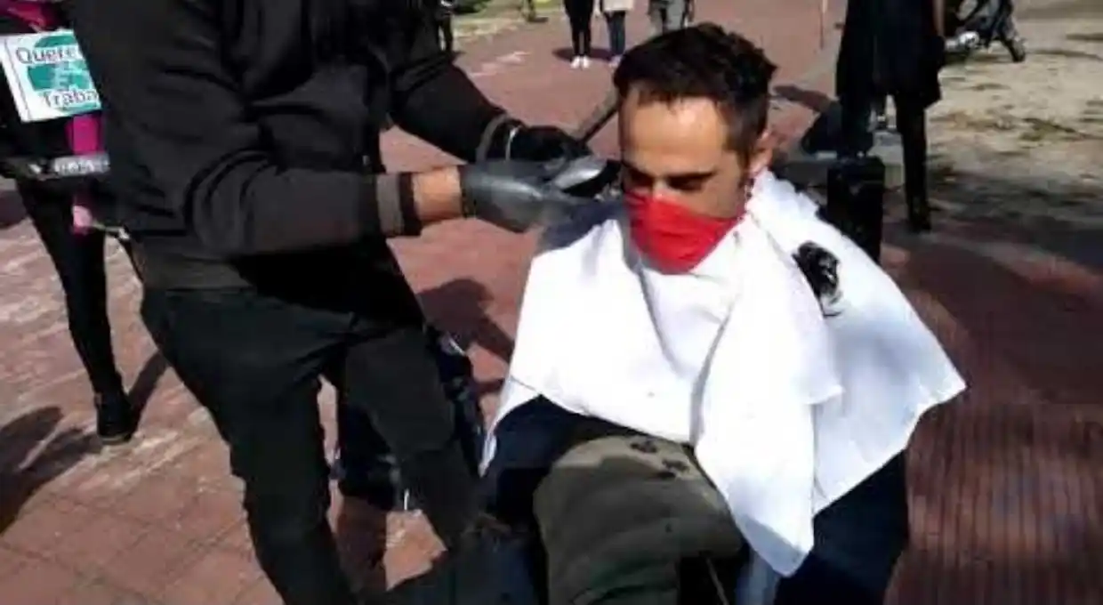 Peluqueros cortaron el pelo gratis en plaza platense en reclamo