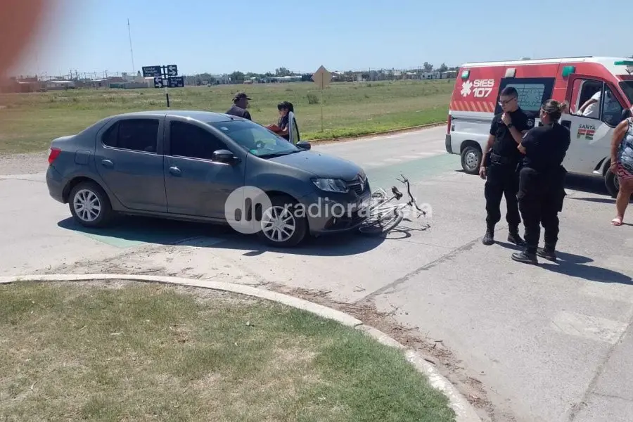 Accidente entre auto y bicicleta: Una mujer resultó con heridas y tuvo que ser trasladada tras el siniestro