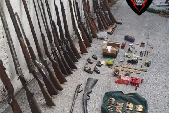 Llamó a la policía por la cantidad de armas que guardaba su hermano: tenía decenas de escopetas