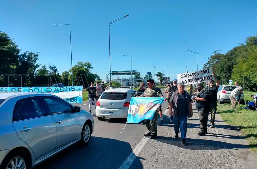 A 40 años de la guerra, reclaman la veteranía con corte de ruta: "Hay una mafia que maneja la causa y la plata Malvinas"