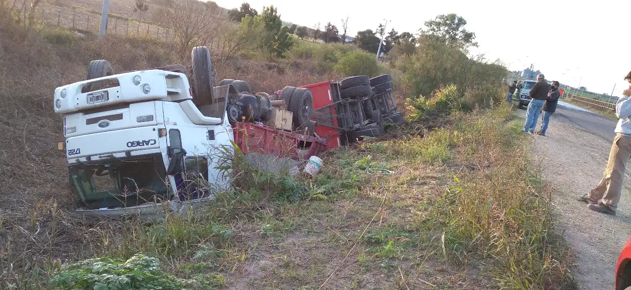 Un camión volcó en la ruta 11