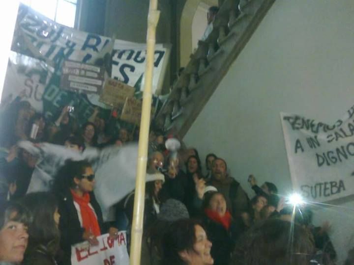 Docentes ocupan el Ministerio de Educación de La Plata