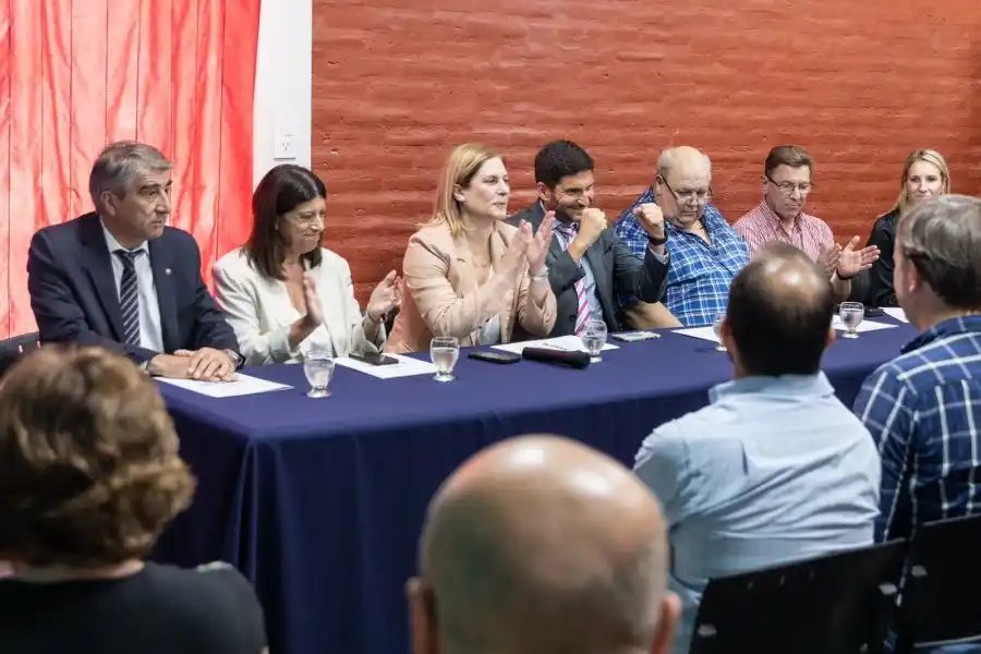 Pullaro, Scaglia y el equipo de gobierno en la presentación del Programa Vínculos en Videla