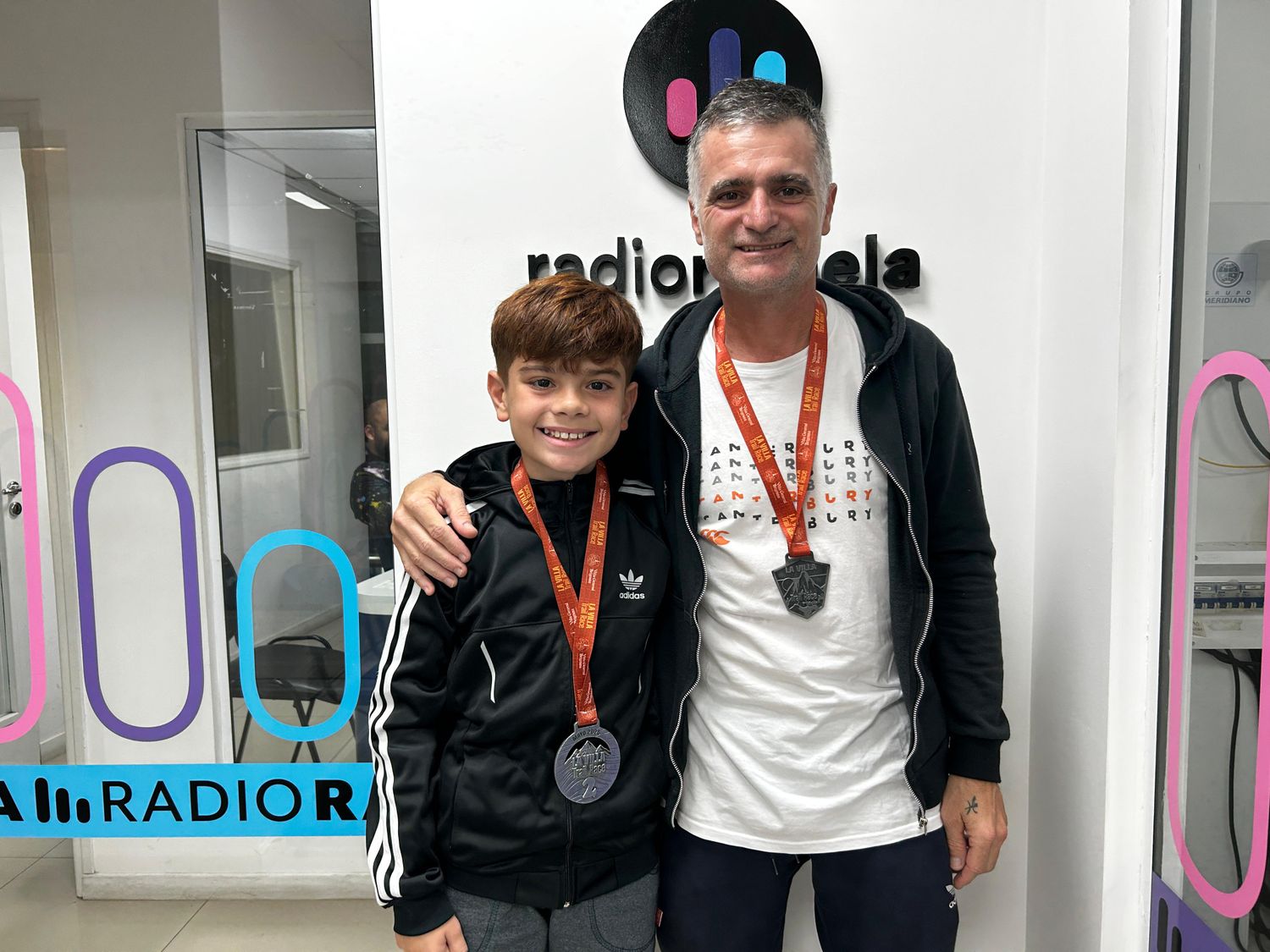 Cristian junto a su hijo en Radio Rafaela