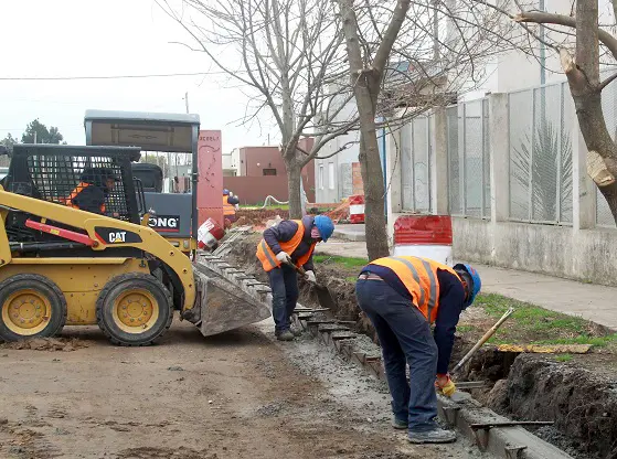 Obra de asfalto en acceso a la escuela 49