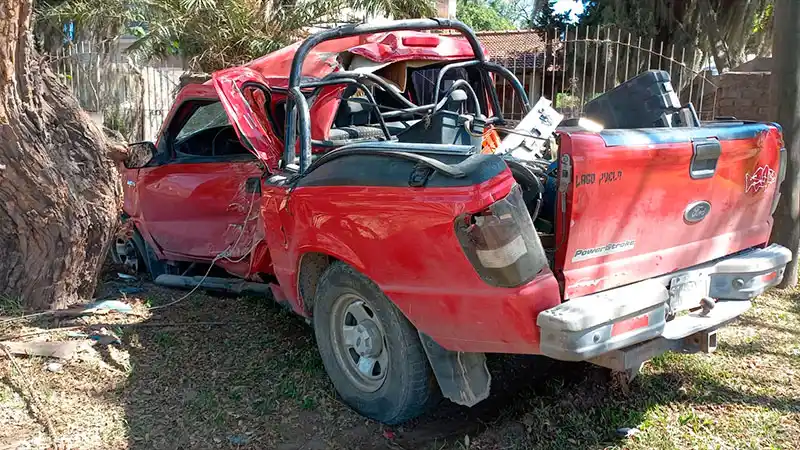 Hospitalizaron a una mujer y su bebé tras chocar su camioneta contra un árbol