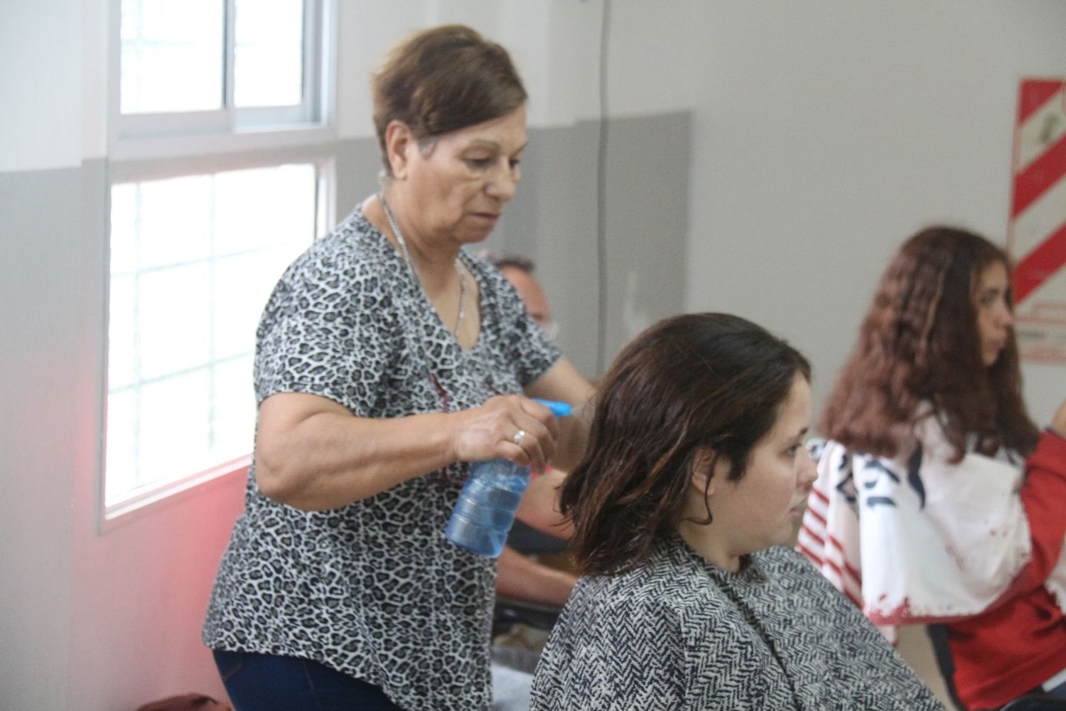 Una iniciativa que continúa brindando cortes de pelo gratuitos.