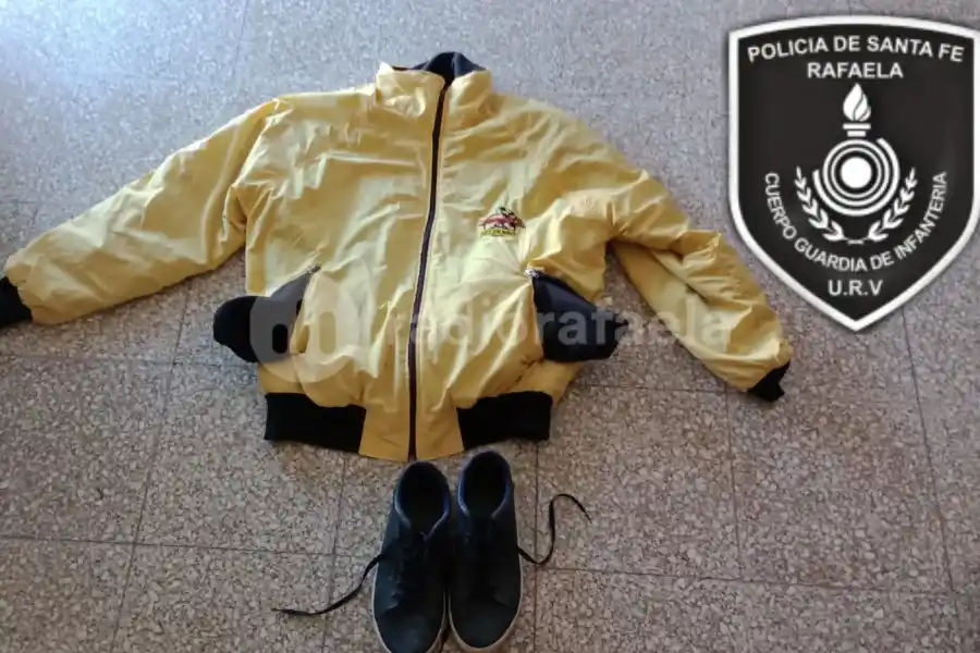 Encontró una garrafa y ropa en el patio de su domicilio