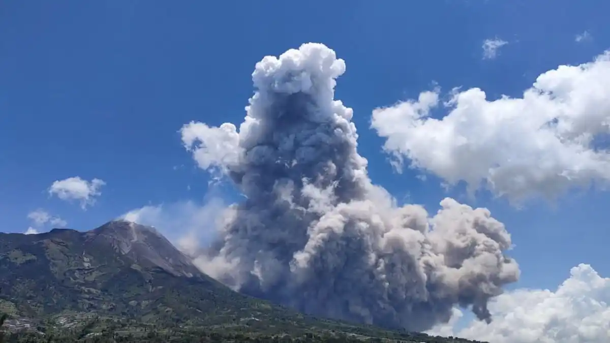 UNO DE LOS MÁS ACTIVOS DEL MUNDO: alerta por erupción del volcán Merapi en Indonesia