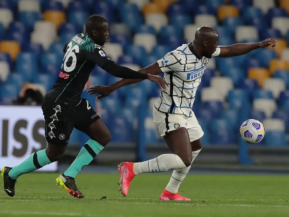 Inter empató con Napoli y Milan recortó la distancia