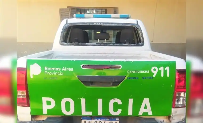 Un nene de 13 años rompió de un piedrazo la luneta de un patrullero