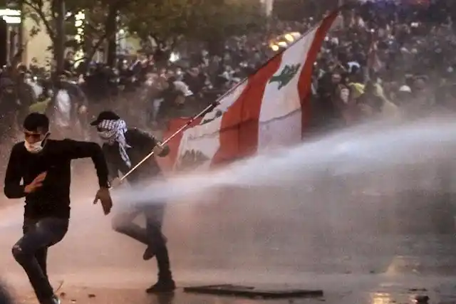 En el Líbano denunciaron una brutal represión policial contra manifestantes