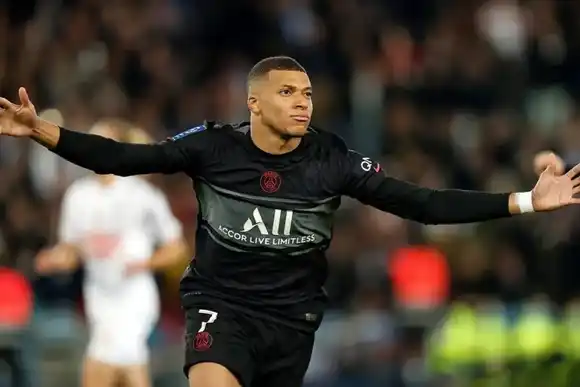 Mbappé firmó cinco temporadas con el Real Madrid