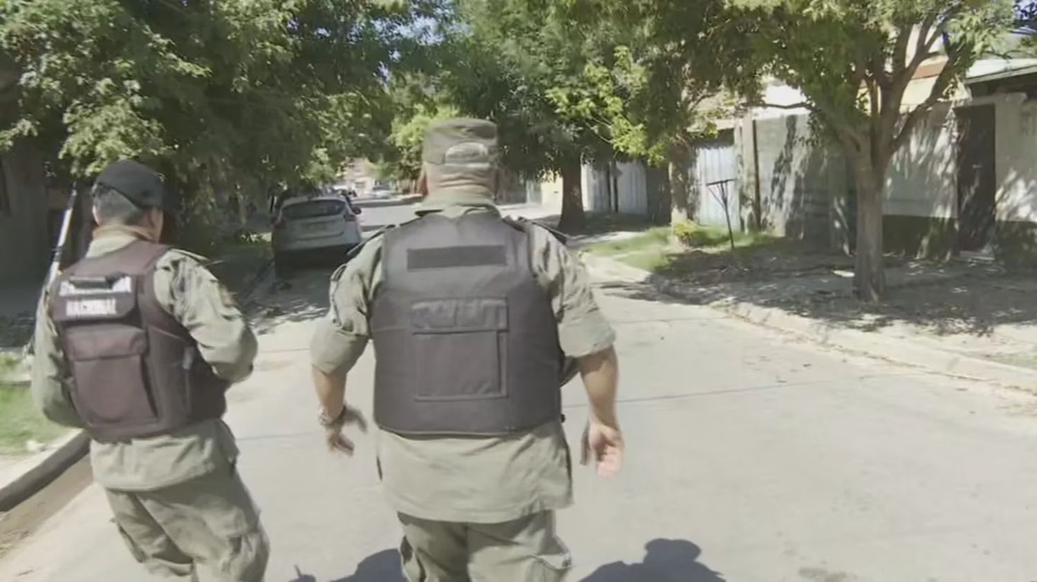 Recibidos con aplausos por los vecinos, los gendarmes ya realizan controles y detenciones en Rosario