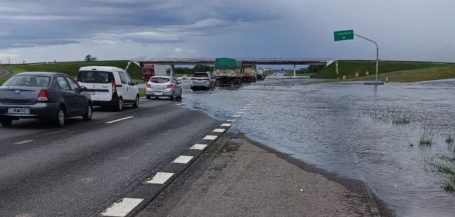 Vialidad Nacional mantiene el corte de la autopista Rosario-CABA entre Baradero y Campana.