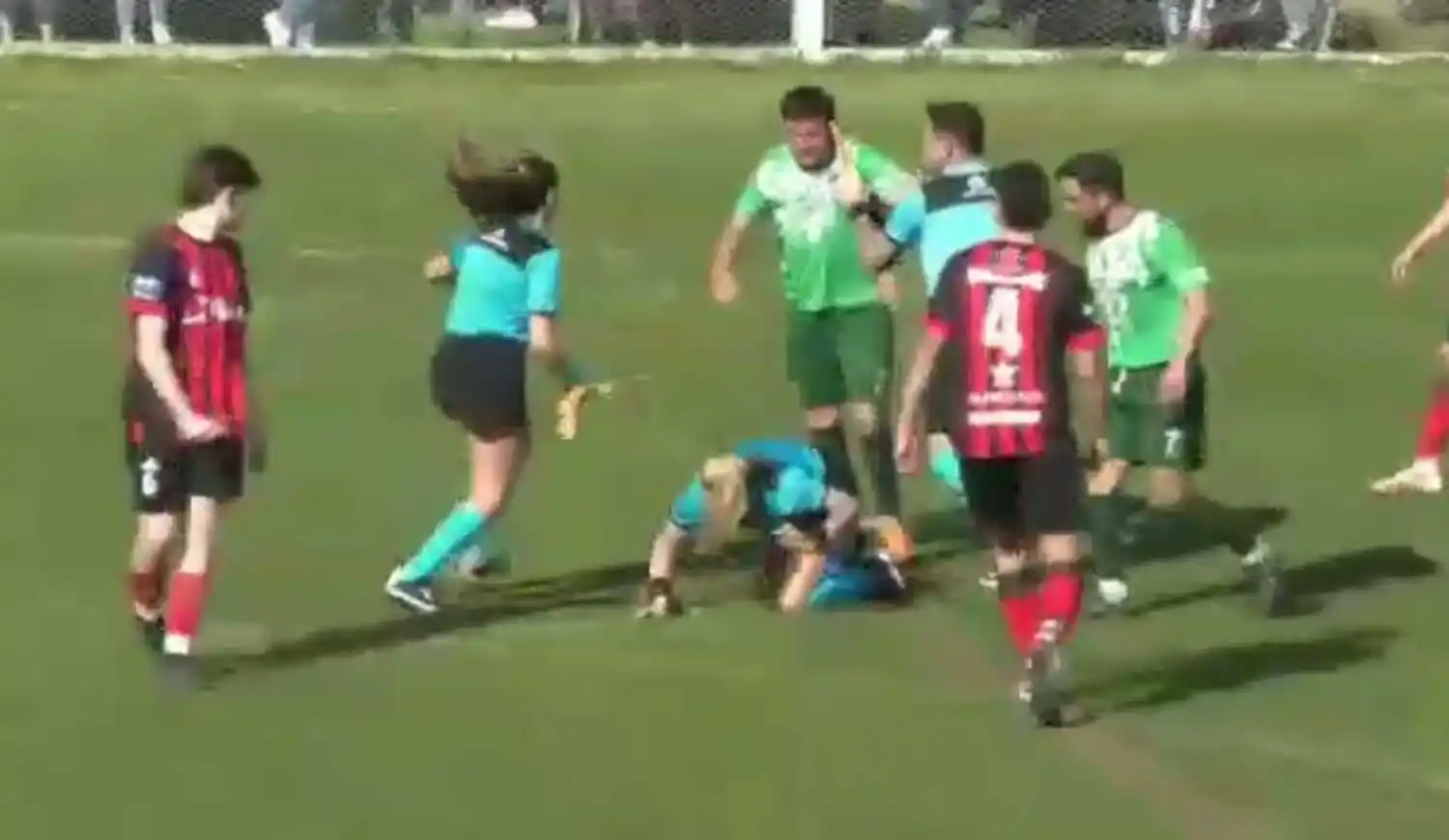 Habló la árbitra que sufrió una brutal trompada por la espalda de un jugador en Adolfo Gonzales Chaves
