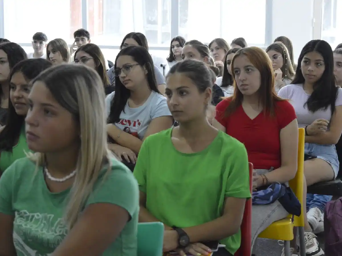 Cres inició el curso de ingreso para Diseño Industrial y Administración