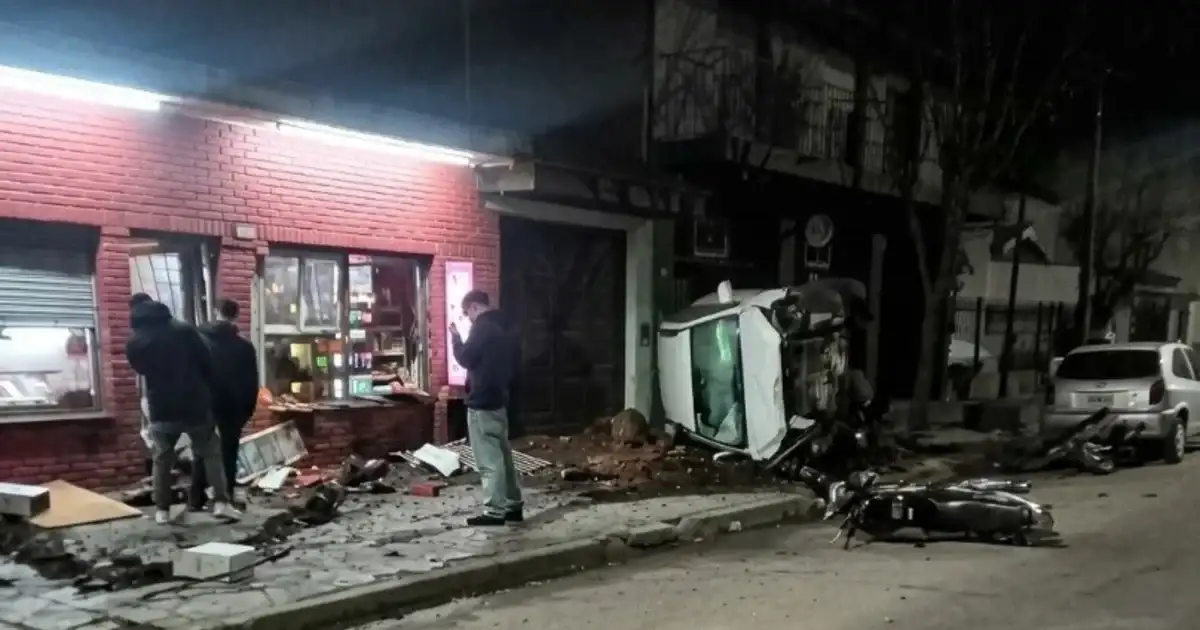 El choque fue capturado por una cámara de seguridad.