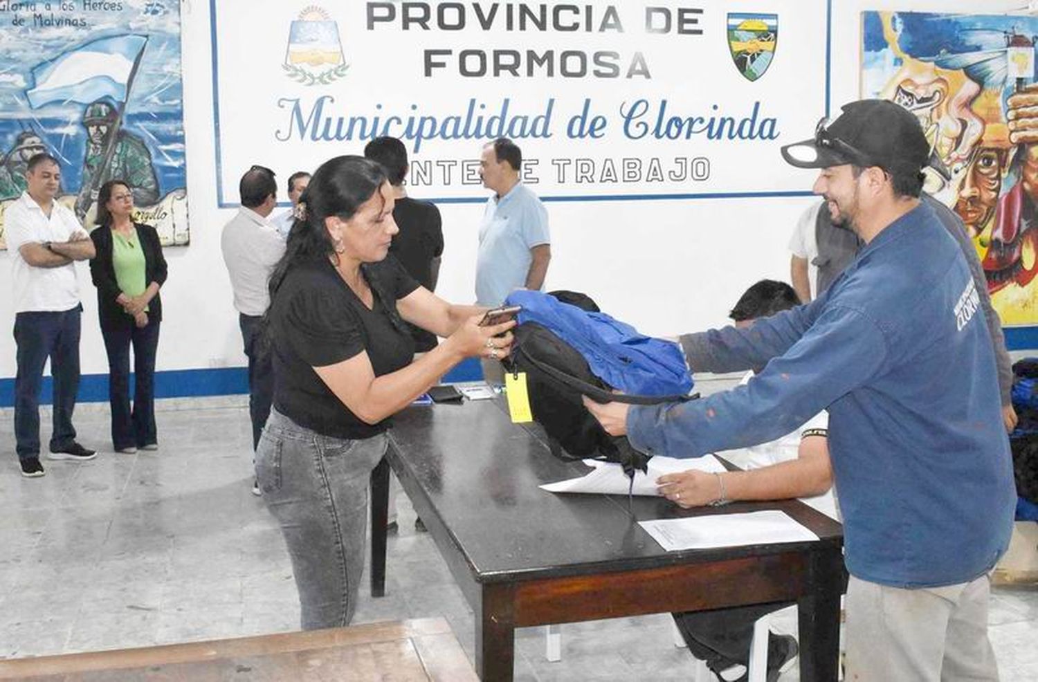 Empleados municipales de Clorinda reciben kits 
escolares para hijos de primaria y secundaria