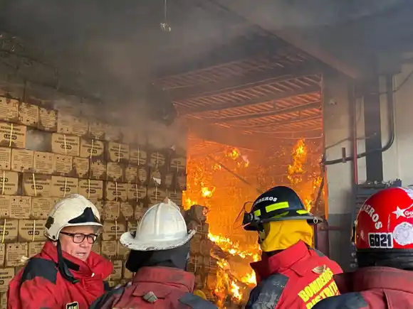 Se incendia fábrica de repelentes en la carretera Panamericana este #02May (+FOTOS)