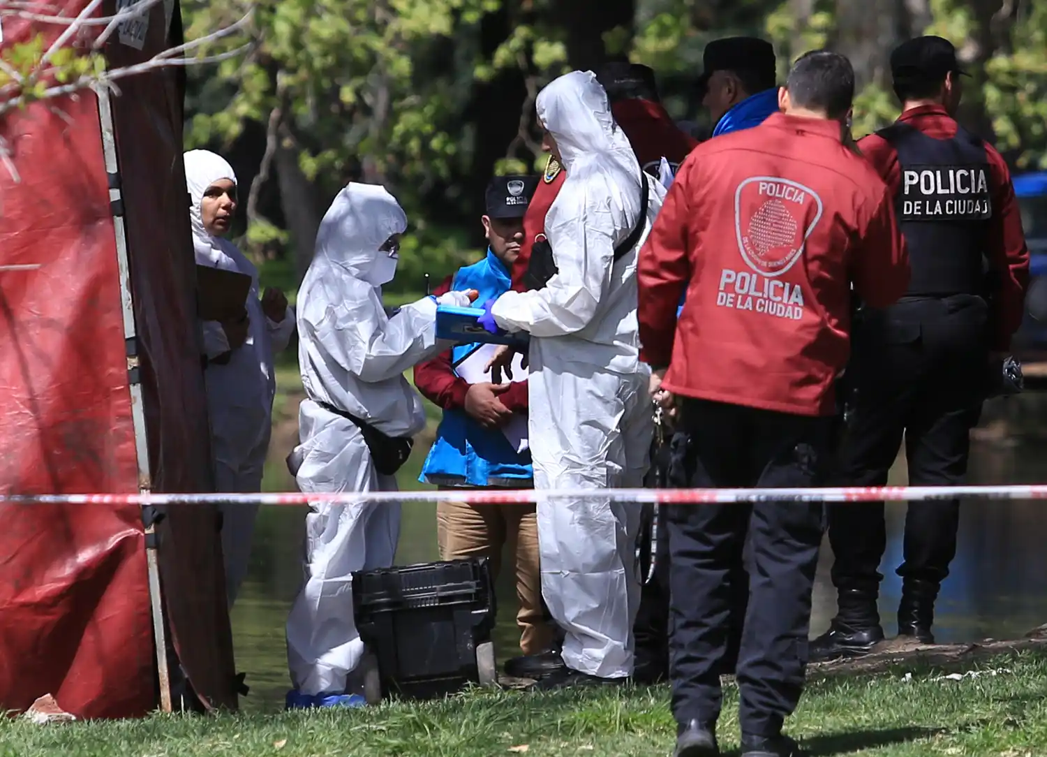 Hallaron el cadáver de un hombre en uno de los lagos de Palermo.