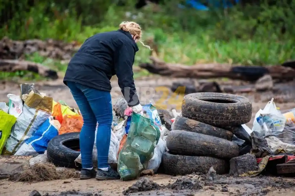 Río sucio: alertan que el plástico es el principal material que se encuentra en las costas del Paraná