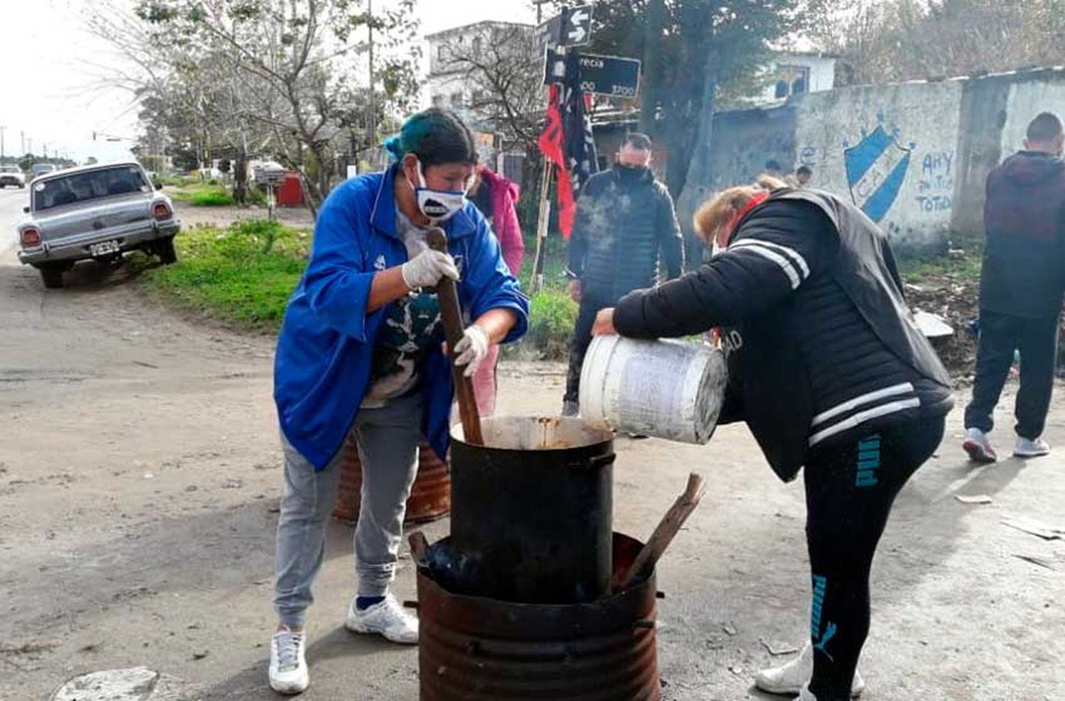 Organizaciones sociales instalaron ollas populares para visibilizar la "emergencia alimentaria"