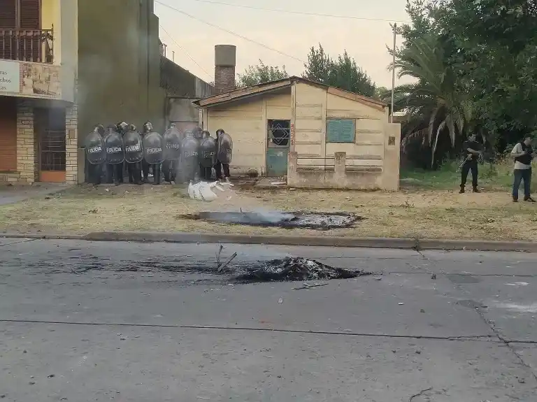 Los vecinos apedrearon la casa y se enfrentaron con la policía