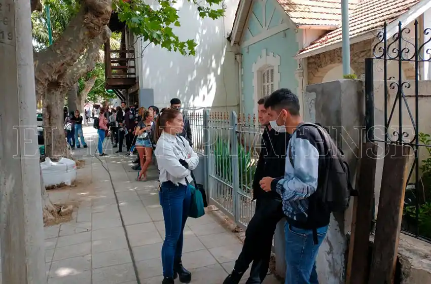 Capital del desempleo: tres cuadras de cola por trabajo en un bar de Mar del Plata