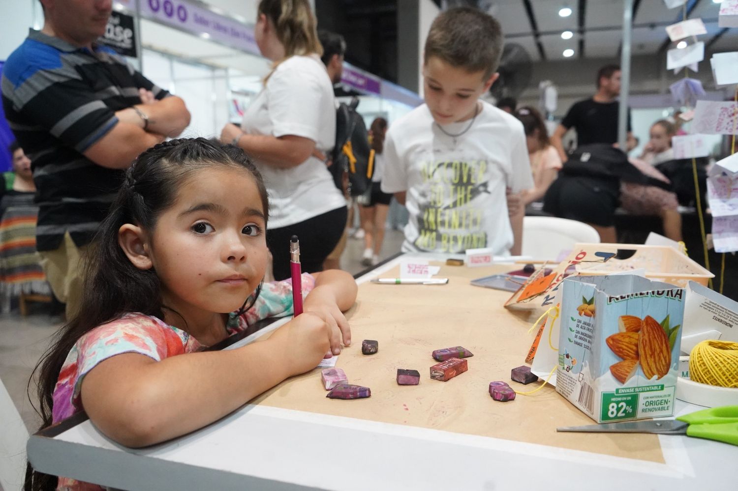 La feria del libro presenta talleres y espacio especial para infancias.