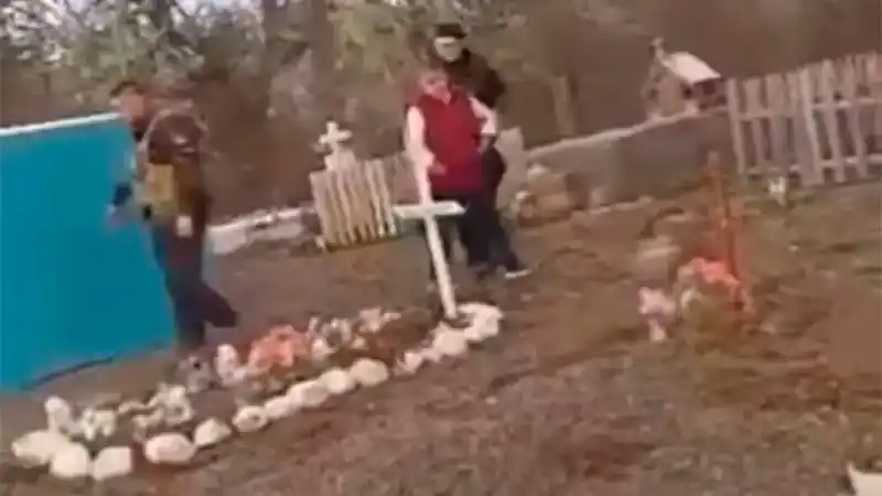 Preso fue a visitar la tumba de su hija que violó por años y fue increpado