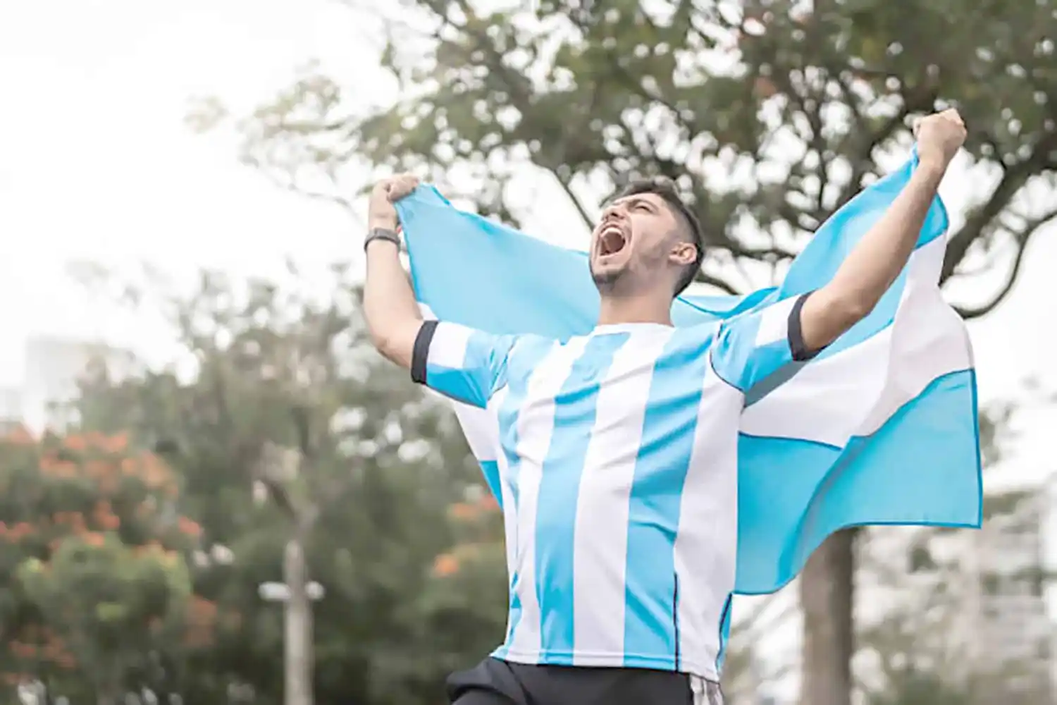 La marea celeste y blanca crece tapándolo todo